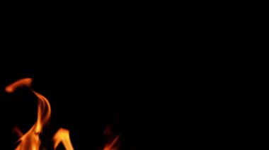 Siyah arkaplanda parlayan alev alev alev alev alev yanan ateş patlaması.