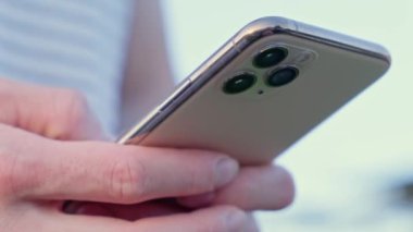 Kafkasyalı kadının elindeki akıllı telefonu kapat ve o da dinleyip mesaj atsın. Açık hava.