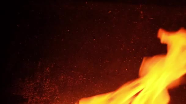 炎は暗い黒の背景に輝く燃焼赤熱炎の動き熱爆発の炎 — ストック動画