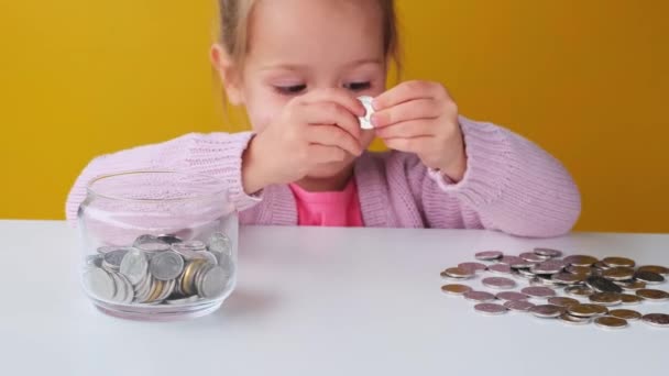 Економічна Маленька Дівчинка Вклала Гроші Скарбничку Заощаджує Майбутні Потреби Ощадливість — стокове відео
