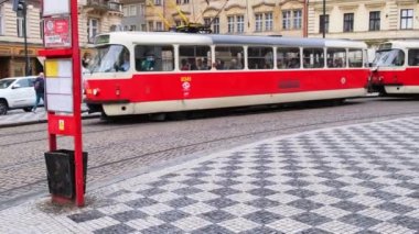 Prag 'daki eski meydandan geçen kırmızı tramvay. Yüksek kalite 4k görüntü