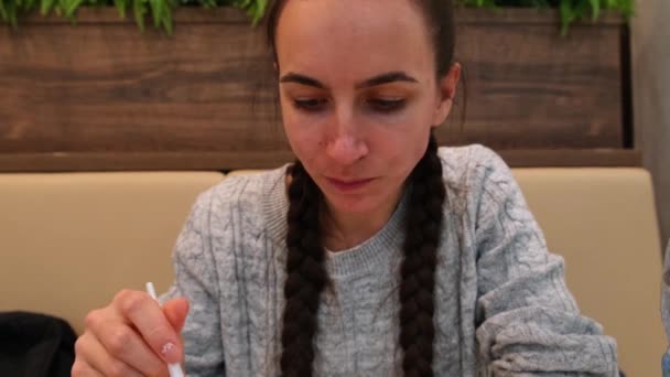 Junge Teen Frau Essen Scharfe Speisen Einem Asiatischen Restaurant Hochwertiges — Stockvideo