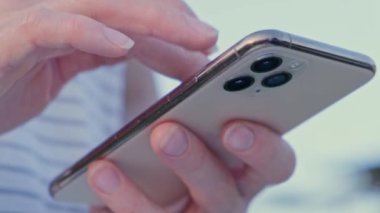 Kafkasyalı kadının elindeki akıllı telefonu kapat ve o da dinleyip mesaj atsın. Açık hava.
