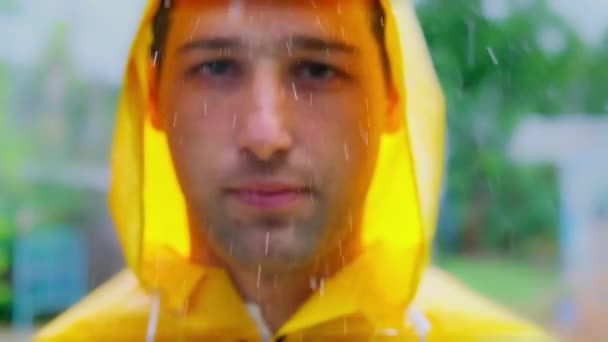 Fuera Foco Vista Frontal Hombre Joven Con Impermeable Amarillo Bajo — Vídeos de Stock