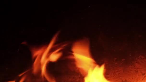 Brand Vlam Branden Gloeien Donkere Zwarte Achtergrond Rood Hete Vlam — Stockvideo