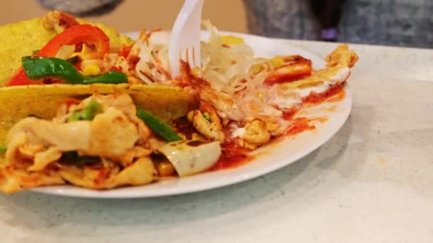 在亚洲餐馆用塑料叉子吃玉米卷 各种蔬菜肉和腌菜 高质量的4K镜头 — 图库视频影像