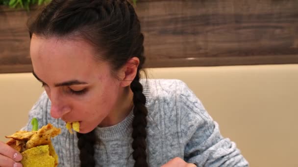 Κοντινό Πλάνο Νεαρή Γυναίκα Απολαμβάνει Τρώει Μεξικάνικα Τάκος Στο Εστιατόριο — Αρχείο Βίντεο