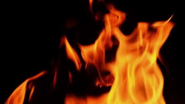 Yanan ateş siyah arka planda izole edildi. Yüksek kaliteli FullHD görüntüler