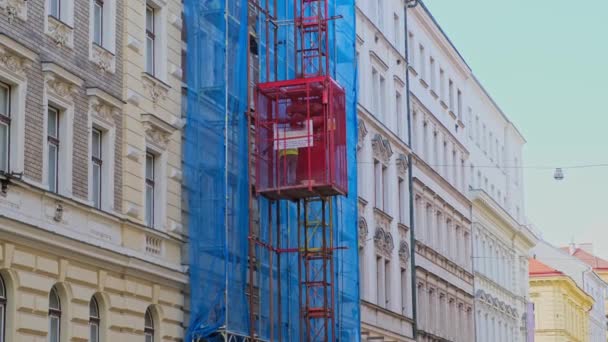 Construction Elevator Moving Building Exterior Repair Old Town City High — Vídeos de Stock