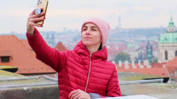 プラハの美しい若い女性観光客 セルフィーを作るか 秋に彼女の携帯電話で写真を撮る — ストック動画
