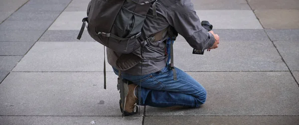 Fotoğrafçılık mesleği erkek turist tek dizinin üstünde durup fotoğraf çekiyor. Yüksek kalite fotoğraf