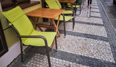 Açık havada boş kahve ve restoran terası ahşap masalar ve yeşil sandalyeler. Yüksek kalite fotoğraf