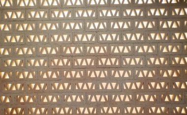 Delikli kurbağa tuğlaları süs desenli duvarlardan gelir. Yüksek kalite fotoğraf