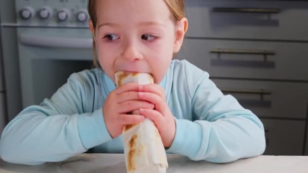 Little Girl Child Eating Fast Food Home Made Enjoys Taste — Stock Video