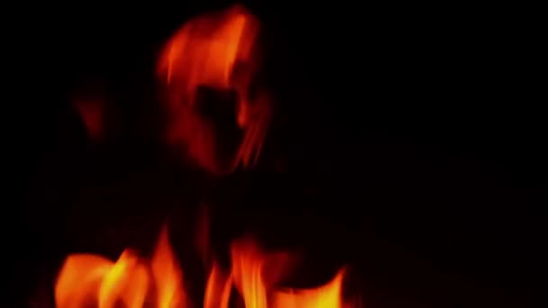Feuerflamme Brennt Glühend Auf Dunkelschwarzem Hintergrund Rote Heiße Flamme Bewegung — Stockvideo