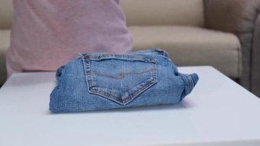 Kadın pantolonları katlayan elleri var. Düzen konseptini bir araya getirmek. Yüksek kalite 4k görüntü