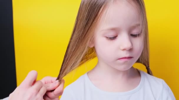 Mother Tie Tying Fixing Daughters Little Girl Hair Ponytail Yellow — Stok video