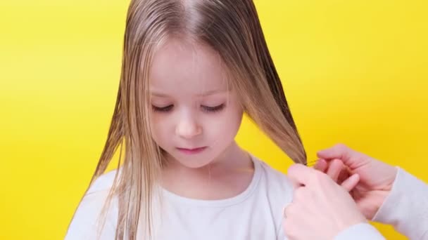 Mother Tie Tying Fixing Daughters Little Girl Hair Ponytail Yellow — Stok video