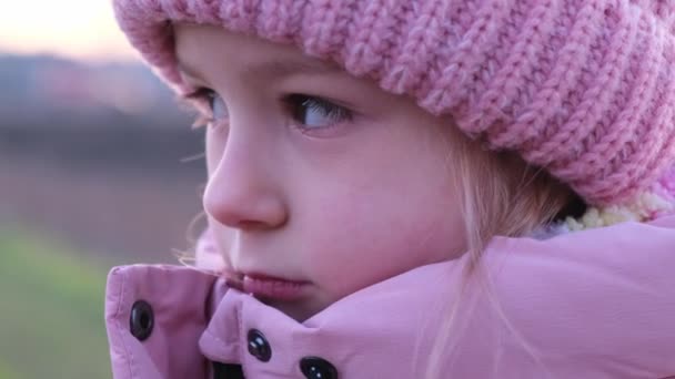 Грустные Глаза Детского Выражения Лице Маленькой Девочки Крупным Планом Мыслящей — стоковое видео