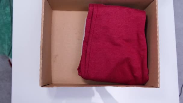 Ρούχα Για Δωρεά Συσκευάζοντας Χαρτόκουτο Κάτοψη Συσκευασίας Μεταχειρισμένων Ρούχων Δέμα — Αρχείο Βίντεο