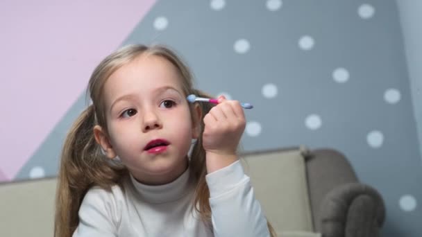 Preschool Girl Child Make Using Brush Apply Shiny Shadows Eyelids — Stok video