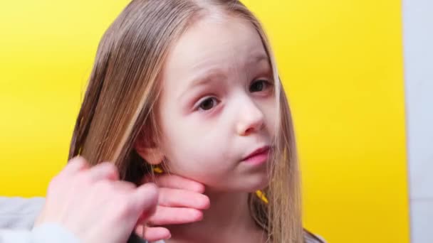 Mother Combing Daughters Wet Hair Doing Little Girl Hair Shower — Stok video