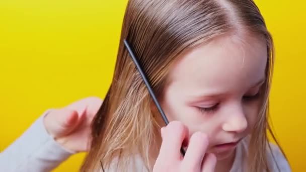 Mother Combing Daughters Wet Hair Doing Little Girl Hair Shower — Stok video