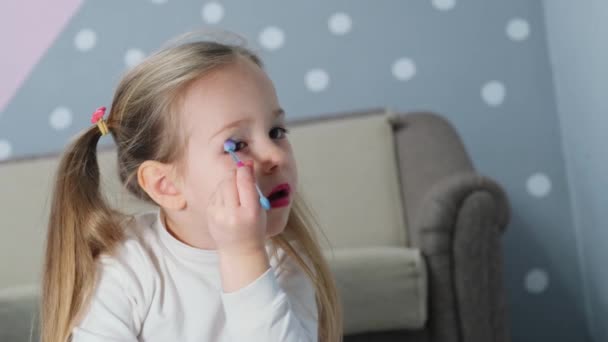 Little Girls Have Fun Make Using Brush Apply Shiny Shadows — Stok video