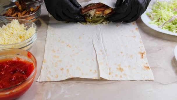 Sarılmış Shawarma Durum Veya Sebze Turşusu Tavuk Eti Ile Burrito — Stok video