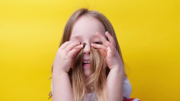 Egy Vicces Kislány Fogja Kezet Levágott Hajjal Két Fonattal Hajvágás — Stock videók