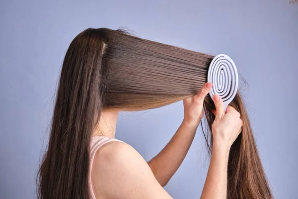 Şirin Genç Bir Kadın Taraklı Taraklı Uzun Bir Saç Stili — Stok fotoğraf