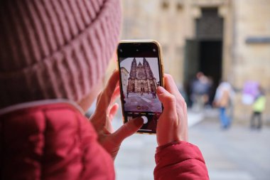 St. Vitus Katedrali 'ni gezen turist kadın Prag' da cep telefonuyla fotoğraf çekiyor. Yüksek kalite fotoğraf