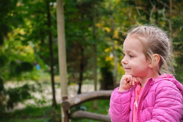Мила Дитина Думає Відкритому Повітрі Парку Зеленого Фону Рожева Куртка — стокове фото
