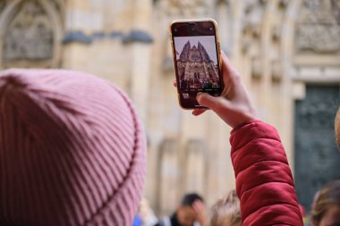 St. Vitus Katedrali 'ni gezen turist kadın Prag' da cep telefonuyla fotoğraf çekiyor. Yüksek kalite fotoğraf