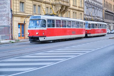 Prag şehrindeki eski kırmızı tramvay. Yüksek kalite fotoğraf