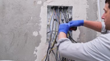 Kontrol paneli ev kabloları yeni devre elektrik kablosu yüklüyor. Yüksek kalite 4k görüntü