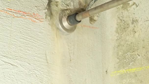 钻孔机在墙上为电工打了个洞 在混凝土上加顶 用于插座房屋的建造 高质量的4K镜头 — 图库视频影像