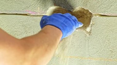 Profesyonel elektrikçi temiz beton duvar, pervane, elektrik prizi deliğe yerleştirir. Yüksek kalite 4k görüntü