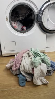 Kirli Çamaşırları Çamaşır Makinesine koy. Bir sürü kirli çamaşır varilde. Ev işleri konsepti. Yüksek kalite 4k görüntü