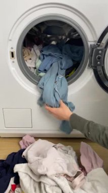 Kirli Çamaşırları Çamaşır Makinesine Yüklemek. Bir sürü kirli çamaşır varilde. Oda servisi ev işleri konsepti. Yüksek kalite 4k görüntü