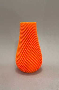  Erimiş turuncu plastikten üç boyutlu yazıcıya basılmış sanat eseri vazosu. Yenilikçi teknoloji 3D baskı geri dönüşümü. Yüksek kalite fotoğraf