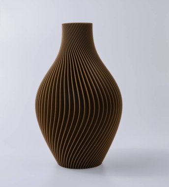 Üç boyutlu kahverengi vazo ev dekorasyonu ve geri dönüşümlü plastik izole edilmiş kurumuş çiçekler için yapılmış geometrik desen dekoratif vazo. Yüksek kalite fotoğraf