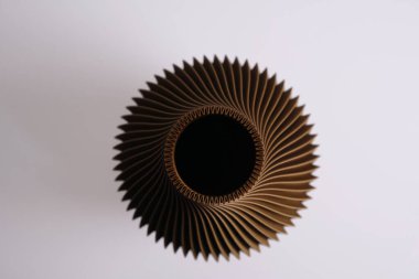 Üst görünüm yaratıcı 3D teknoloji, geri dönüşümlü plastik izole edilmiş çiçekler için geometrik desen dekoratif vazo ile kahverengi vazo ev dekorasyonu. Yüksek kalite fotoğraf