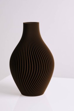 Geri dönüştürülmüş plastik beyaz arkaplandan çiçekler için yapılmış geometrik desen dekoratif vazo ile izole edilmiş 3 boyutlu kahverengi vazo ev dekorasyonu. Yüksek kalite fotoğraf
