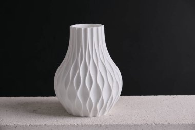 Geri dönüşümlü plastik izole edilmiş siyah arkaplandan çiçekler için yapılmış, akışkan geometrik desenli dekoratif vazo içeren, 3 boyutlu, beyaz vazo ev dekorasyonu. Yüksek kalite fotoğraf