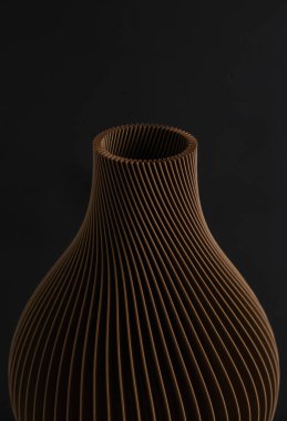 Geri dönüşümlü plastik izole edilmiş beyaz arkaplandan çiçekler için yapılmış, akışkan geometrik desenli dekoratif vazo içeren 3D teknolojili kahverengi vazo ev dekorasyonu. Yüksek kalite fotoğraf