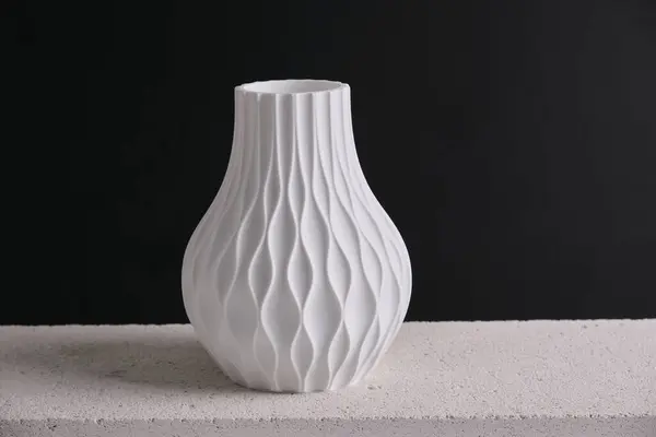 Geri dönüşümlü plastik izole edilmiş siyah arkaplandan çiçekler için yapılmış, akışkan geometrik desenli dekoratif vazo içeren, 3 boyutlu, beyaz vazo ev dekorasyonu. Yüksek kalite fotoğraf