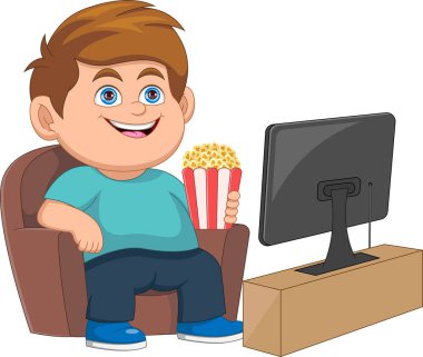 Şişko çocuk elinde patlamış mısır tutarken televizyon izliyor.