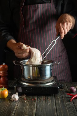 Profesyonel şef sebzeli tavuk budu pişiriyor. Restoran ya da otel için lezzetli bir çorba tarifi.