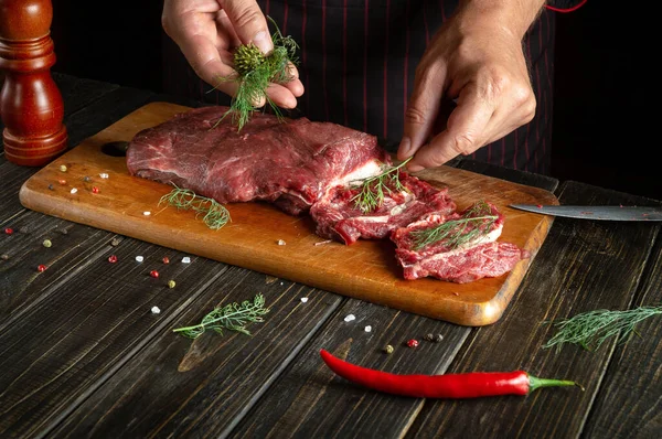 Adicionar Endro Carne Fresca Pelas Mãos Cozinheiro Cozinhar Deliciosa Vitela — Fotografia de Stock